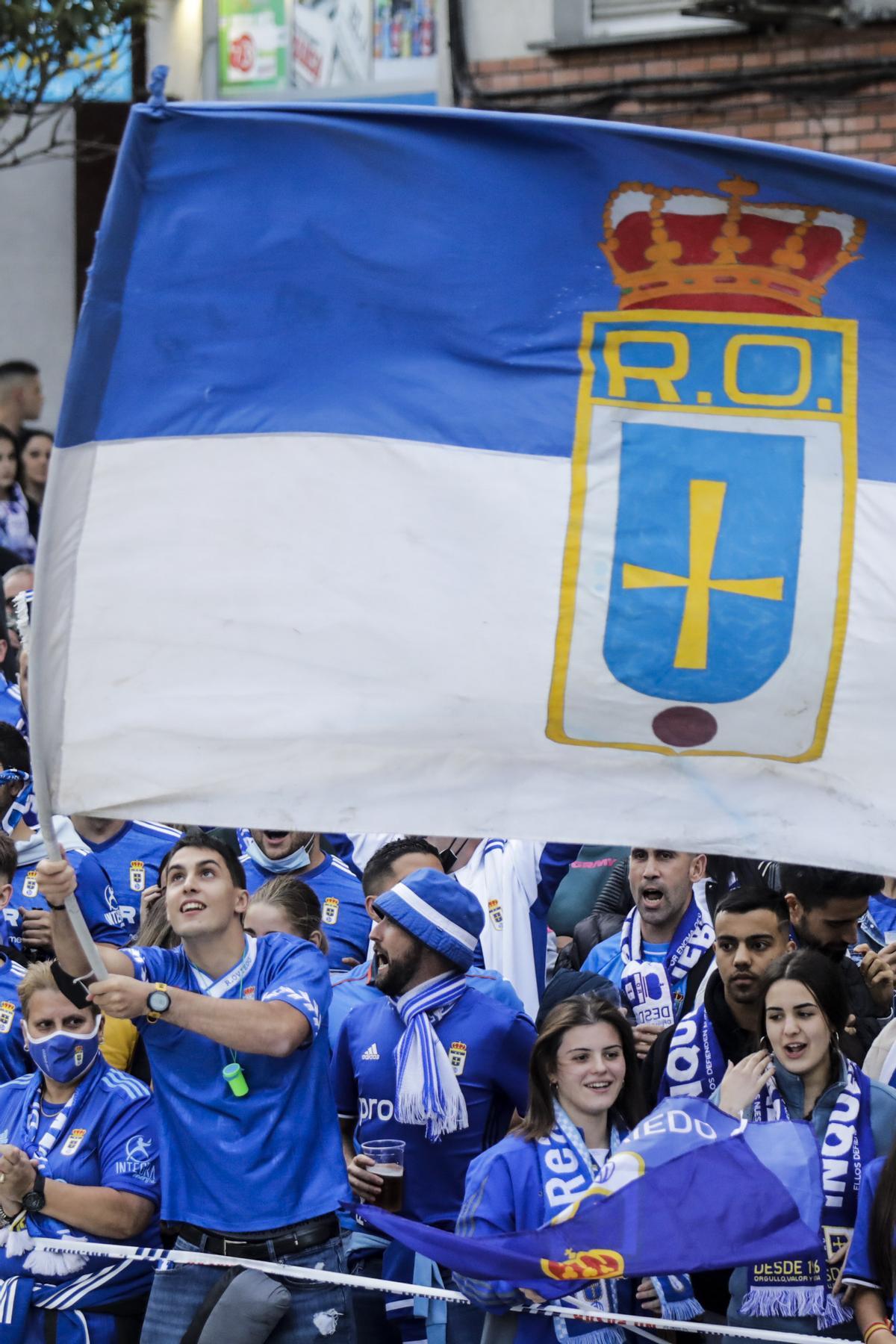 Ambiente de las aficiones en los prolegómenos del derbi