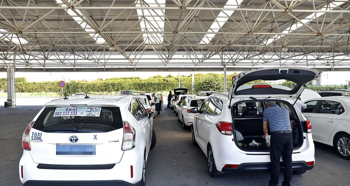 Imagen del aeropuerto de Málaga, ayer. Esta es la parada de taxis. | ÁLEX ZEA