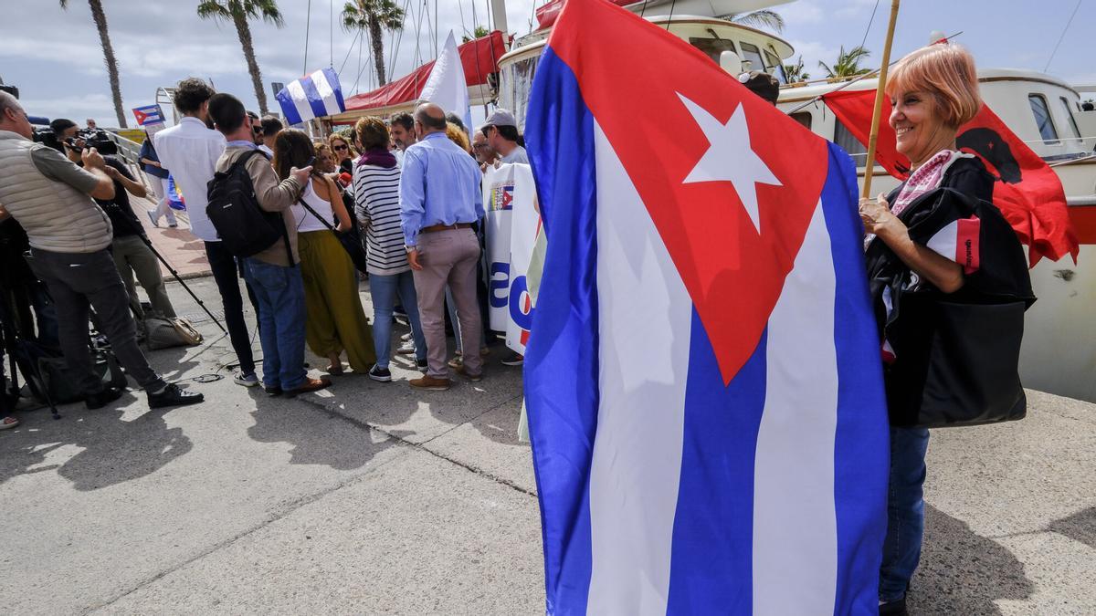 Open Arms recala en el Puerto de Las Palmas para recabar apoyos antes de partir hacia Cuba para llevar placas solares a un hospital pediátrico de La Habana