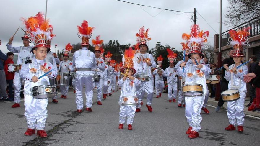 Un millar de personas disfruta del Carnaval en A Lama