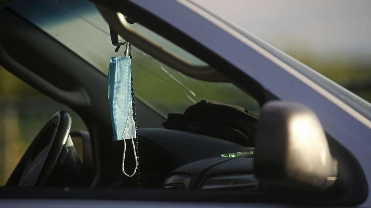 ¡Cuidado! Pueden multarte por colgar la mascarilla del espejo retrovisor del coche