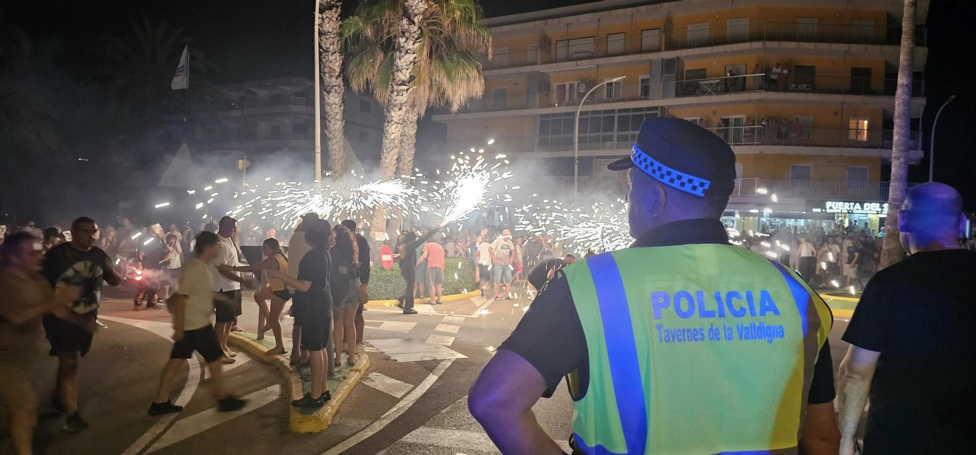 Así fue la noche de Sant Joan en la playa de Tavernes de la Valldigna
