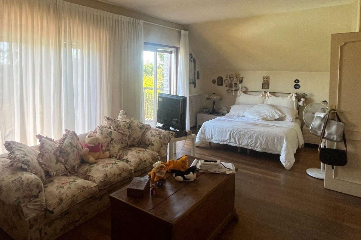 La habitación principal de este chalet de Pozuelo de Alarcón