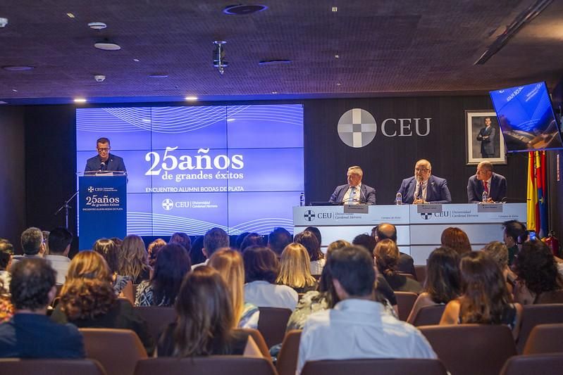 El CEU de Elche celebra las Bodas de Plata de las promociones 1998-1999 y 1999-2000
