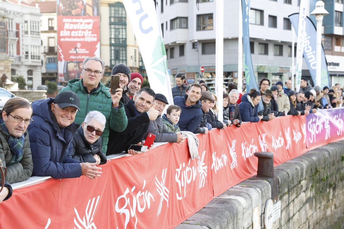 La travesía a nado de Navidad en Gijón congrega un año más a decenas de participantes (en imágenes)