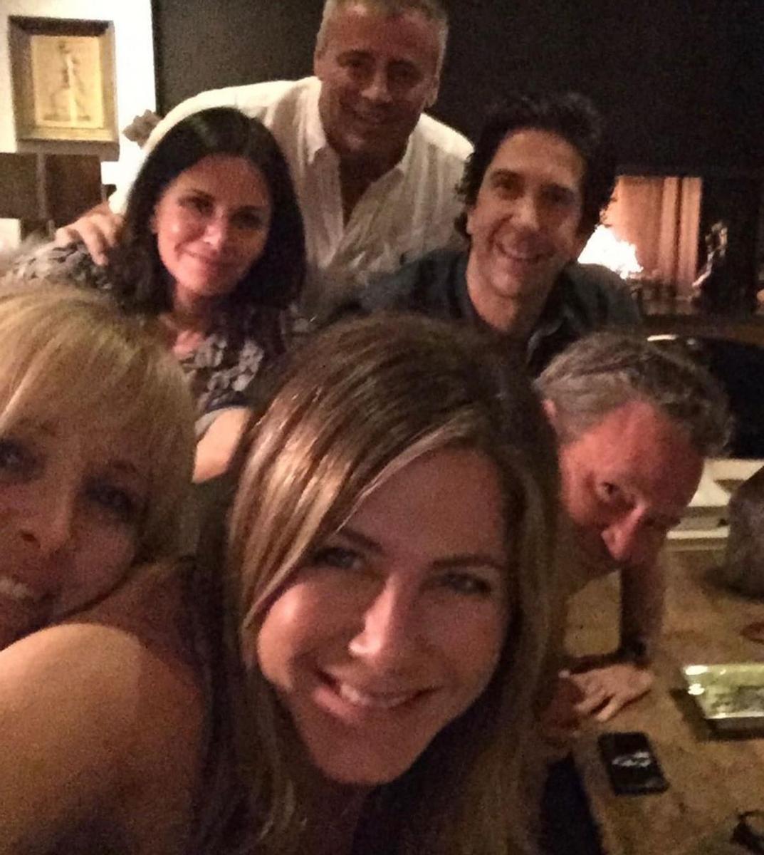 Jennifer Aniston con sus compañeros de reparto en 'Friends'