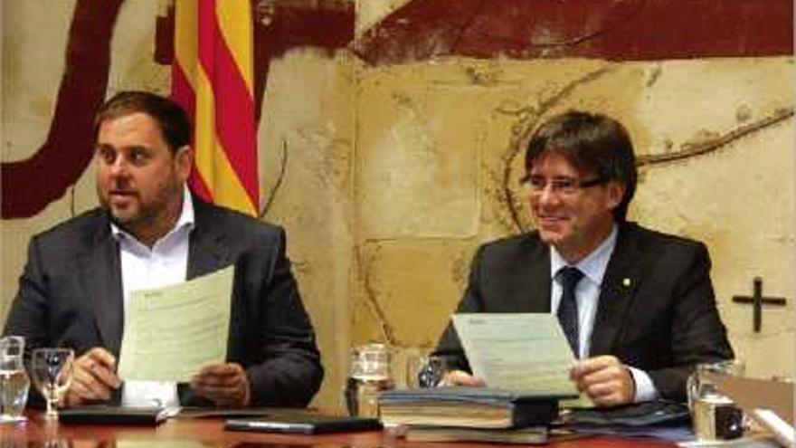 El president de la Generalitat, Carles Puigdemont, amb el vicepresident, Oriol Junqueras.