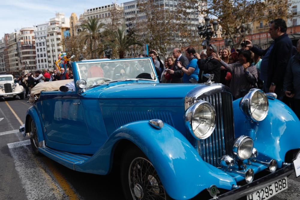 Salida de la ronda fallera de coches antiguos desde la plaza del Ayuntamiento de València.