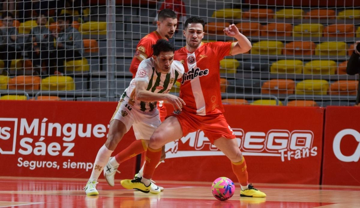 Arnaldo Báez controla el balón ante la defensa de Pablo Ramírez.