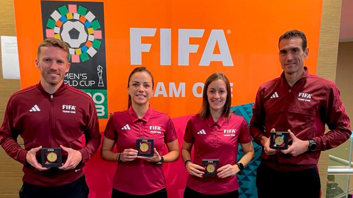 Los colegiados españoles reciben la medalla conmemorativa del Mundial de Australia y Nueva Zelanda