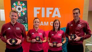Los colegiados españoles reciben la medalla conmemorativa del Mundial de Australia y Nueva Zelanda
