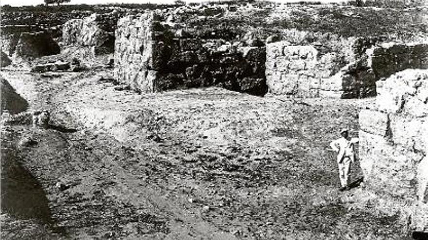 Una de les fotos de l&#039;exposició, que mostra Empúries en els inicis dels treballs arqueològics.