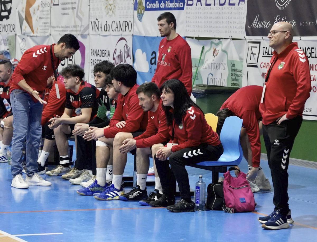 Banquillo del Disiclín el pasado sábado en O Consello de Ribadavia. | BERNABÉ