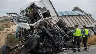 Mueren los conductores de dos camiones tras chocar de frente en Fortuna