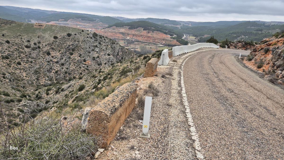 Muros de piedra en la carretera para prevenir riesgos.