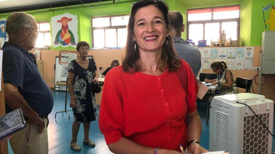 Fotogalería | La jornada electoral en Extremadura: María del Mar Fuentes Sendín, en el Colegio Trajano de Mérida.