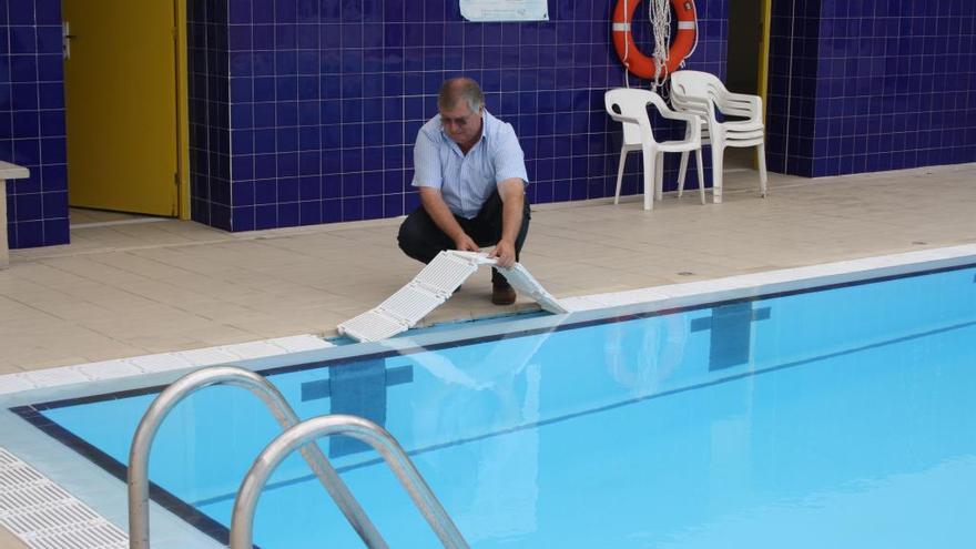 El actual teniente de alcalde Joan Monjo, en la piscina defectuosa en el aÃ±o 2011.