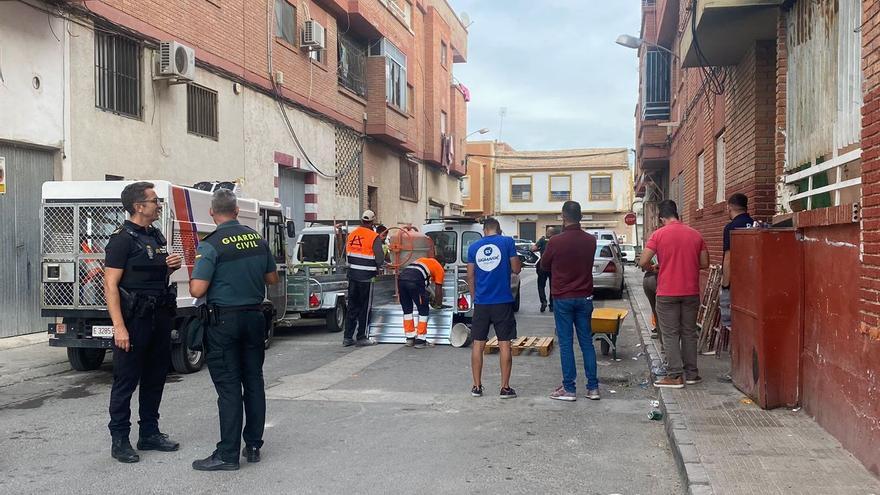 Amplio despliegue policial en el desalojo de un 'narcobloque' en el centro de Alguazas