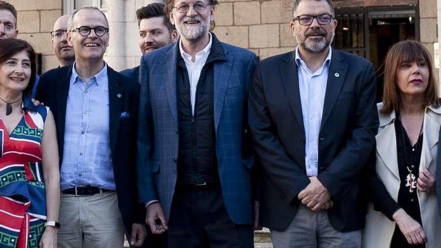 Santiago Rodríguez (drcha.), con Jesús Vázquez, en un acto de campaña con Mariano Rajoy. // Brais Lorenzo