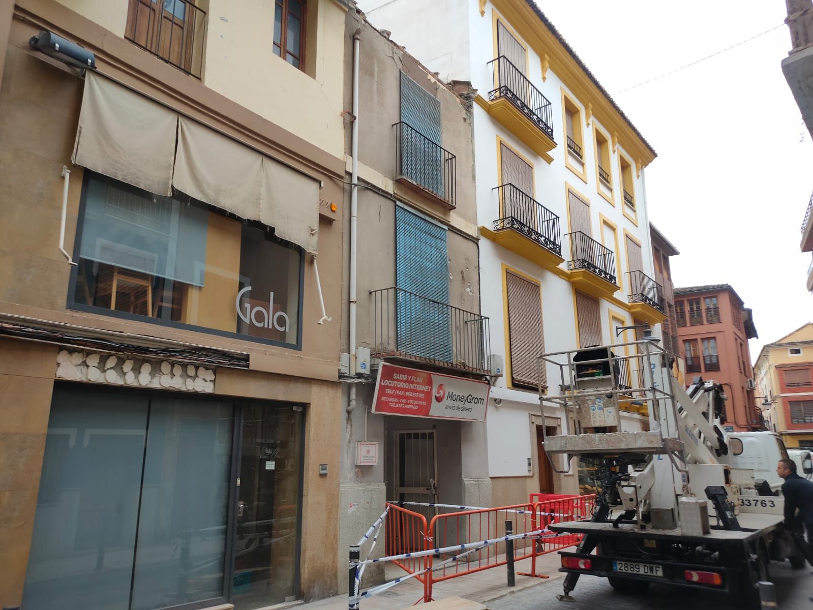 Revisan el estado del tejado de una casa abandonada en el casco antiguo de Xàtiva