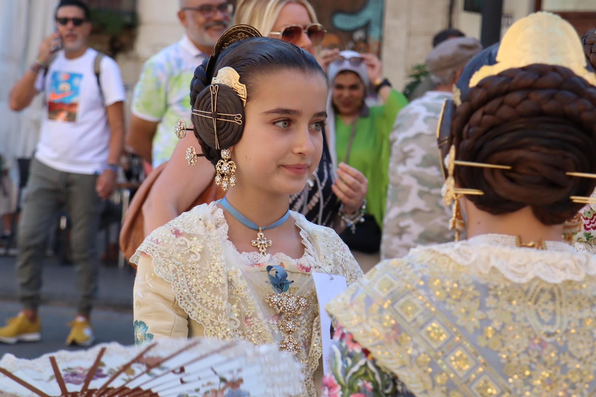 La "passejà" de las candidatas a Fallera Mayor Infantil de València