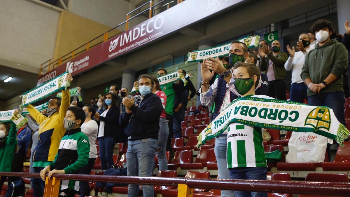 Seguidores del Córdoba Patrimonio Futsal, en Vistalegre, durante un encuentro de la pasada temporada.