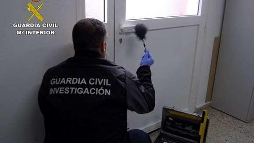 Un integrante del Equipo de Investigación de la Guardia Civil. // FdV