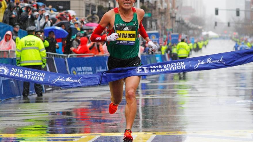 El japonés Yuki Kawauchi, en el momento de cruzar la meta. // Brian Snyder