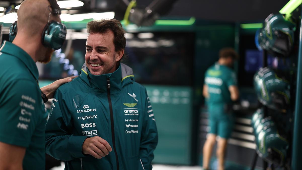 Fernando Alonso, felicitado en el garaje de Aston Martin