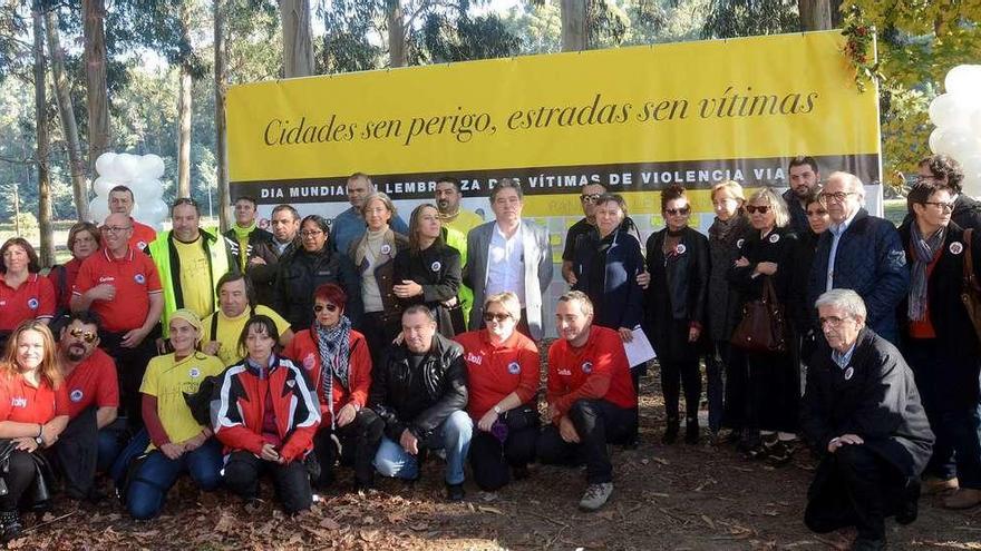 Jeanne Picard, Lores y Ethel Vázquez junto con otros asistentes al acto en recuerdo de las víctimas de accidentes de tráfico. // Rafa Vázquez