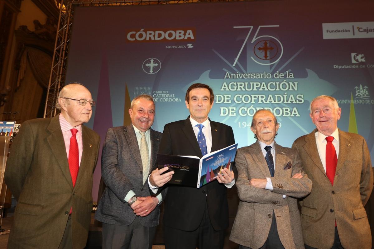 Rafael Mariscal (segundo por la derecha), en la presentación del libro por el 75 aniversario de la Agrupación de Cofradías.