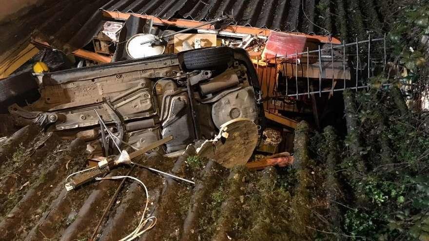 El coche siniestrado, sobre el tejado, y en el interior del garaje (dcha.) .