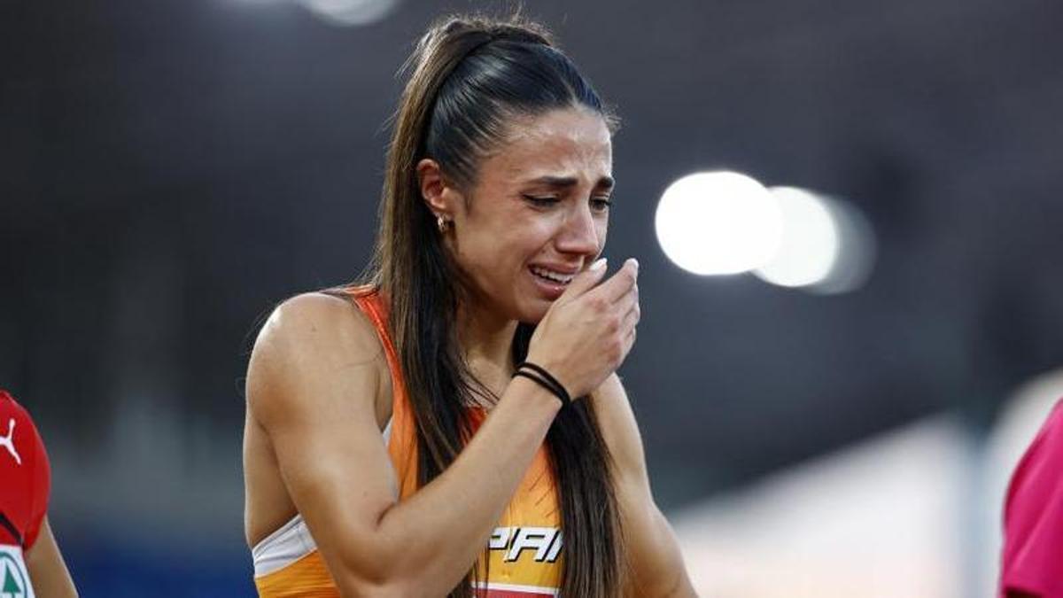 Cladera llora tras lesionarse en la semifinal de los 200 metros.