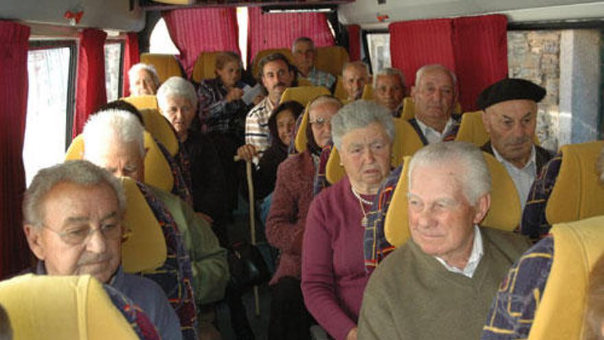 Usuarios de Puercas, en el servicio público de autobús.