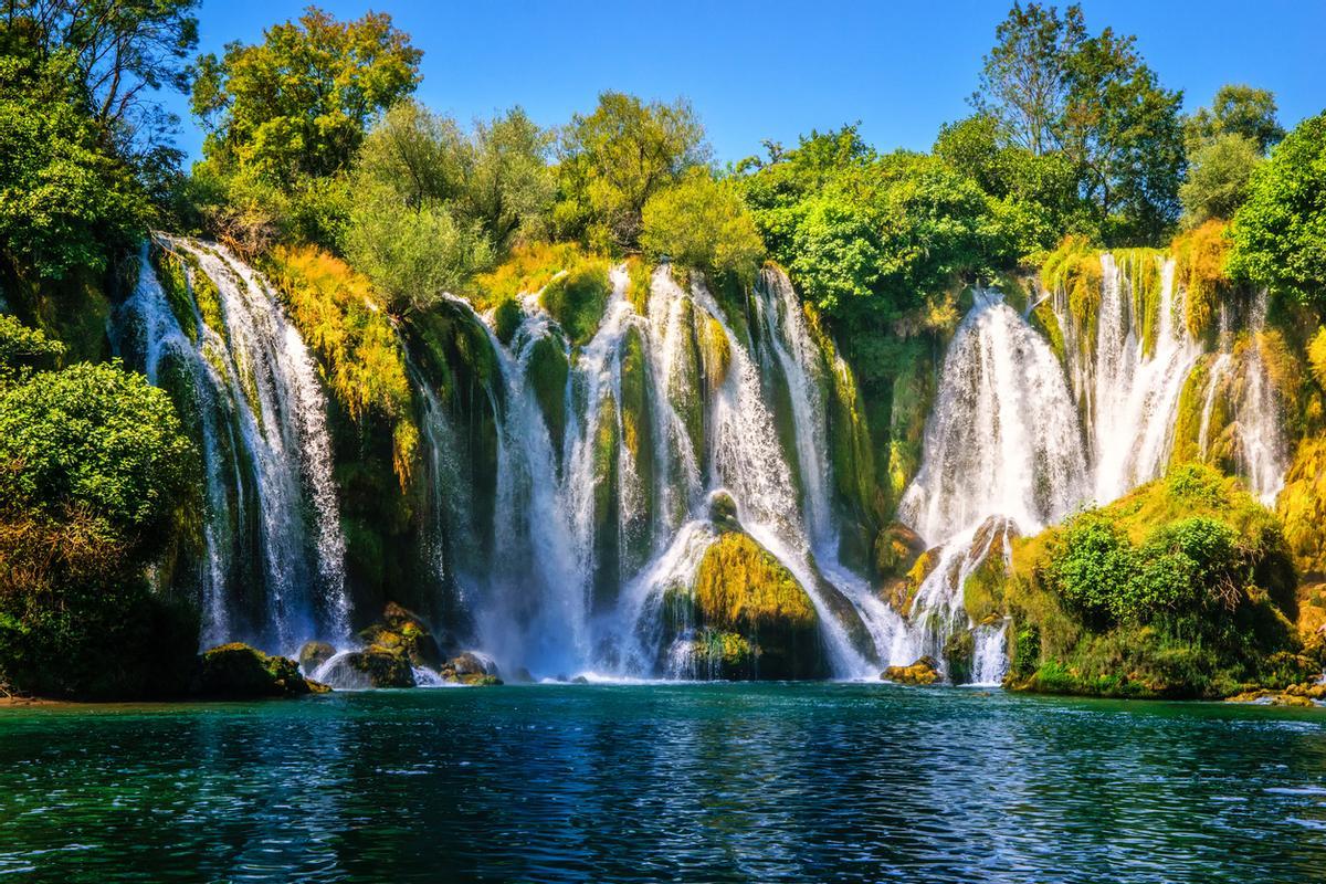 Cascada kravice en el río Trebizat, Bosnia y Herzegovina
