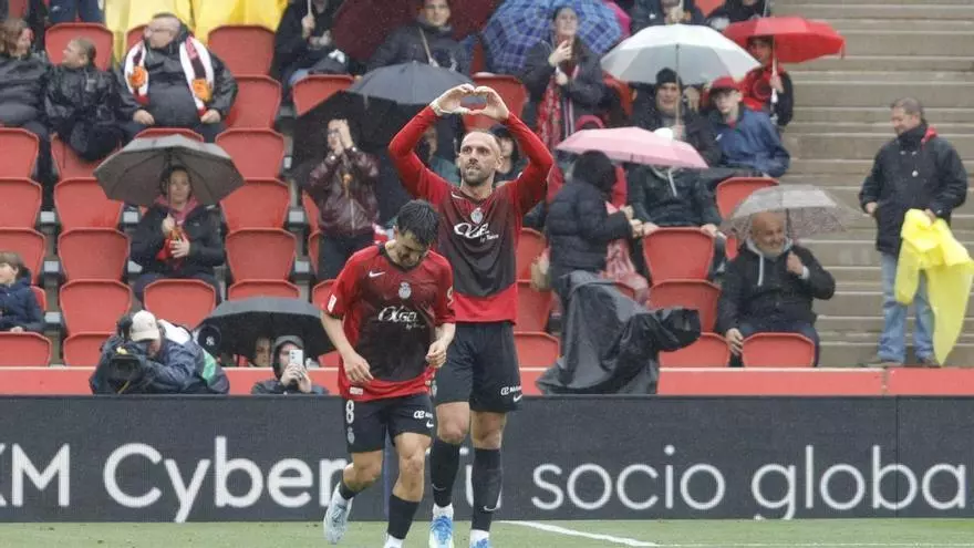 "Muriqi, balón de oro": El cántico de Son Moix al máximo goleador de la historia del Mallorca