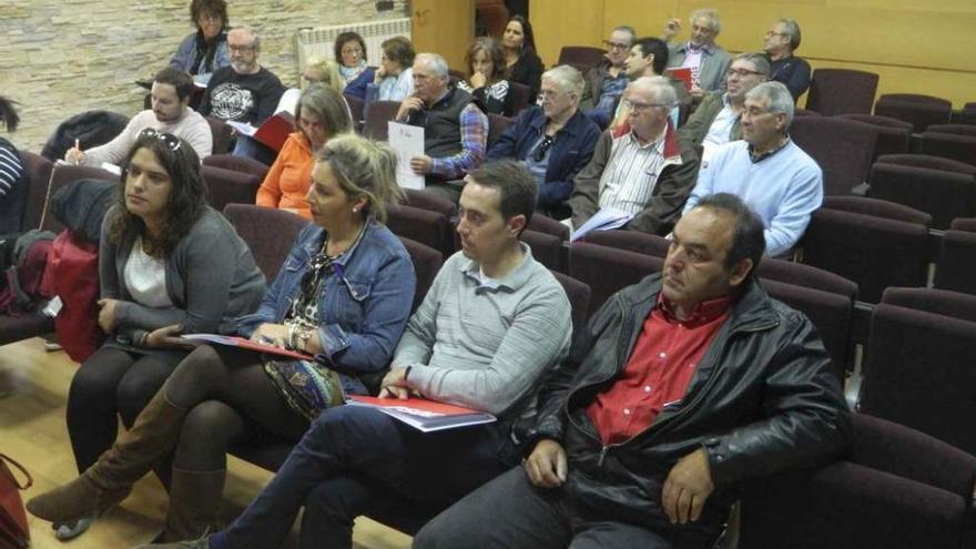 Alcaldes y concejales del PSOE durante la jornada celebrada ayer en Villaralbo.