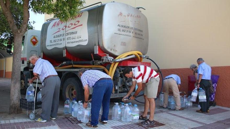 Vecinos de Fuente de Piedra recogen agua de un camión.