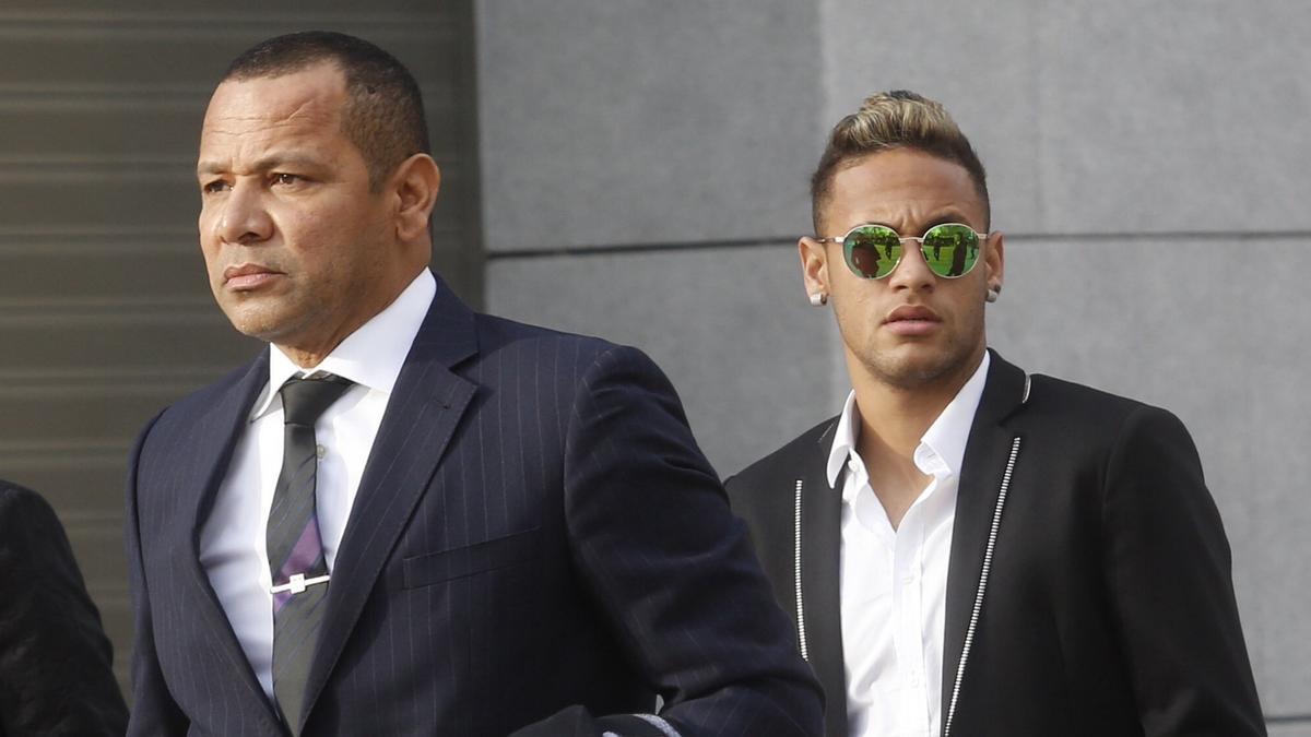 Neymar junto a su padre.