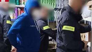 Un immigrant vivia i era obligat a cuinar en un soterrani insalubre