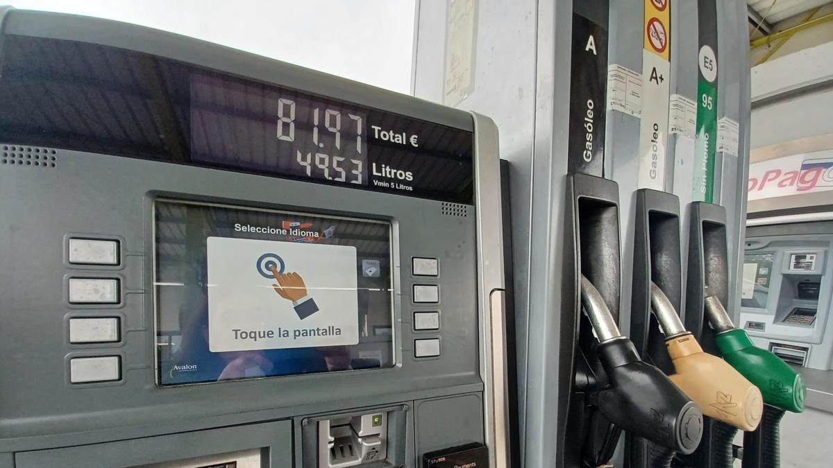 Echa gasolina en el coche y le cae una multa que puede de hasta 900 euros por el encarecimiento del repostaje: la Guardia civil ya extrema la vigilancia
