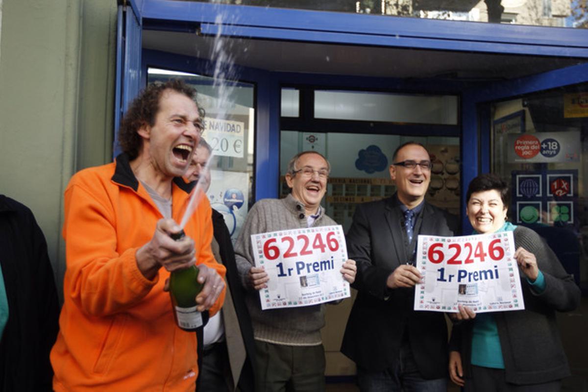 Celebració a l’administració del carrer Pujades de Barcelona, que ha repartit una sèrie de la Grossa.