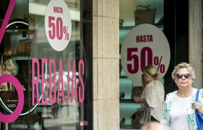 LAS PALMAS DE GRAN CANARIA A 30/06/2017. Rebajas de verano en las tiendas de la zona comercial de Triana. FOTO: J.PÉREZ CURBELO