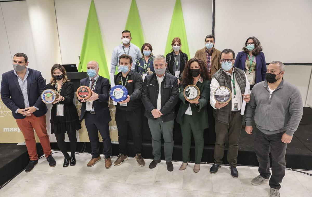 Foto del jurado y los finalistas del certamen y, en el círculo, Alberto Amandi, de Los Caserinos, con su queso. | |  IRMA COLLÍN
