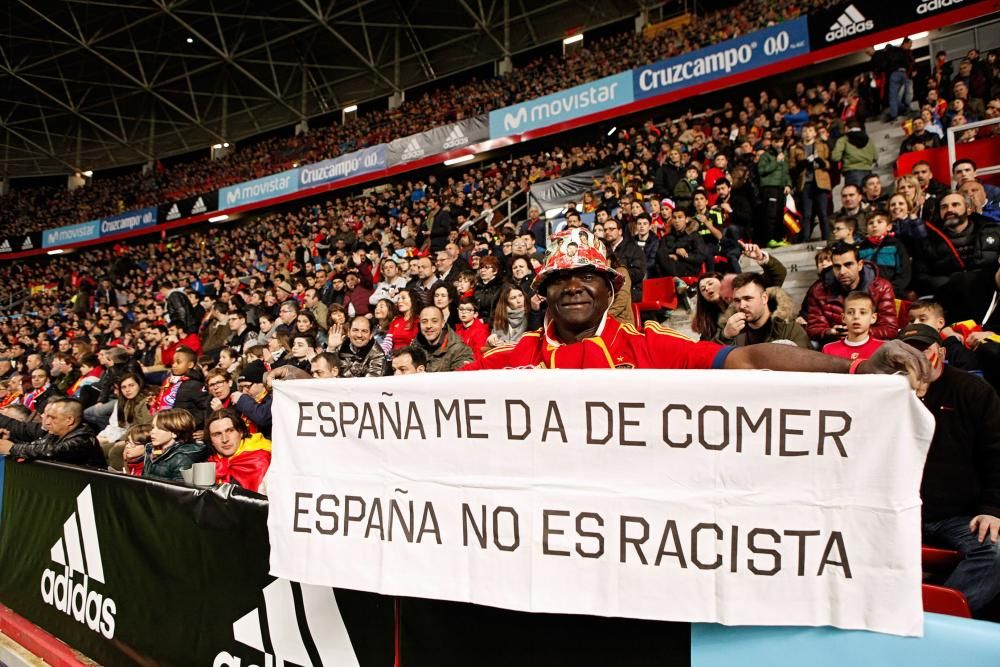 Aficionados en El Molinón durante el España-Israel