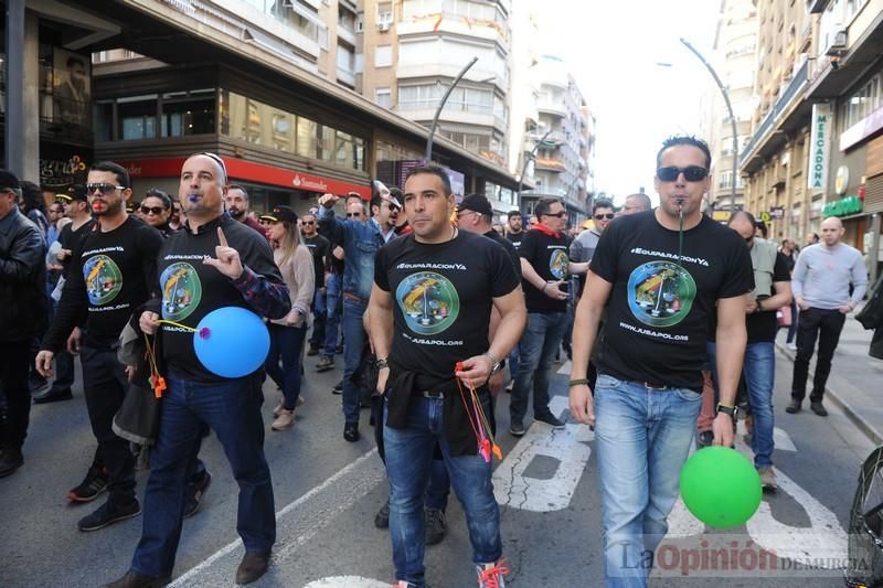 Miles de policías claman en Murcia para exigir "equiparación real" de sus salarios