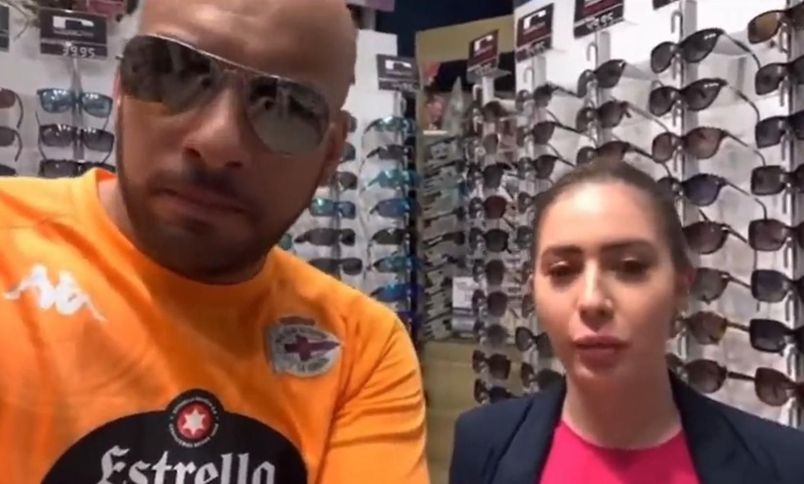 Borja Escalona lo vuelve a hacer: roba unas gafas en directo