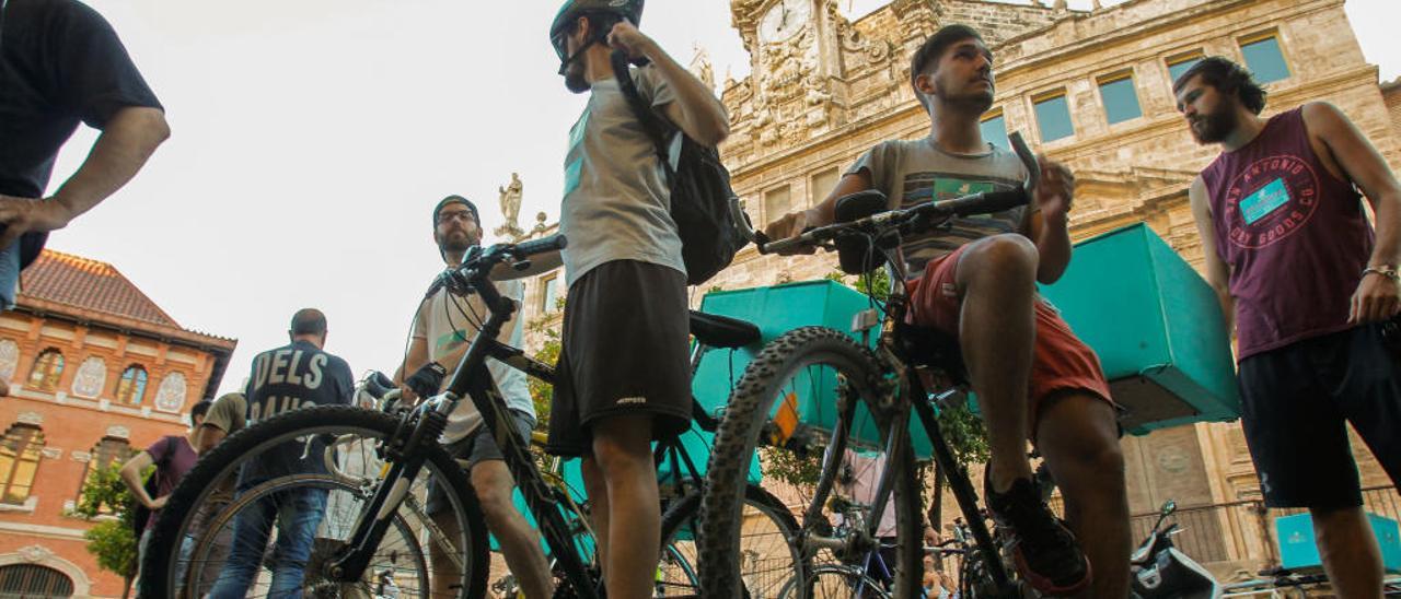 La Inspección obliga a legalizar la situación de 600 repartidores en bicicleta en la C. Valenciana