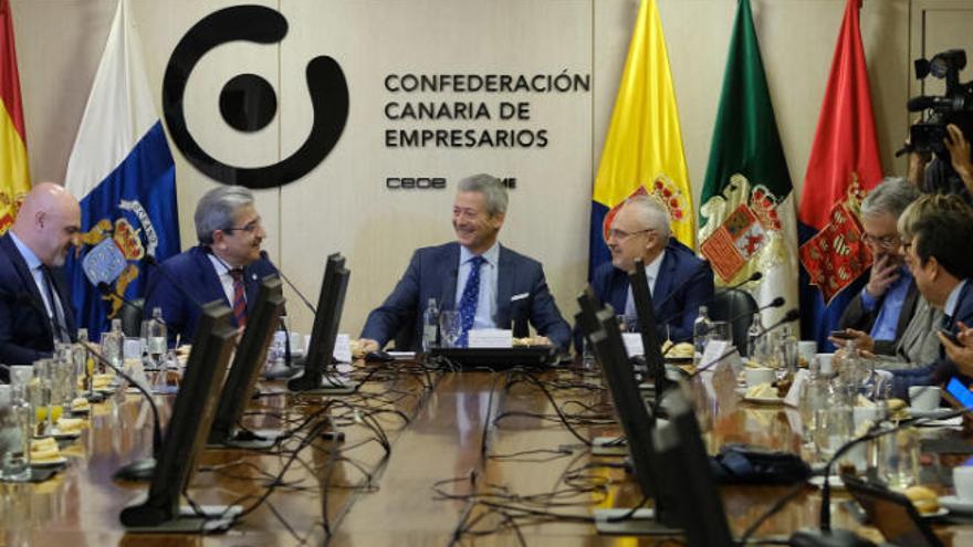 El vicepresidente del Gobierno canario, Román Rodríguez, el presidente de la CCE, Agustín Manrique de Lara y el Secretario General de la CCE, José Cristóbal García, durante la reunión.