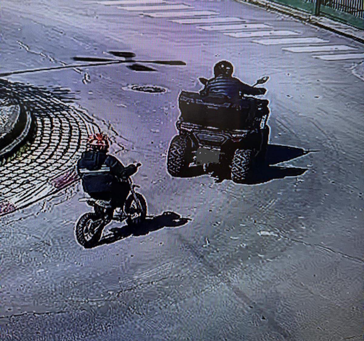 Imagen en la que se ve al menor con la moto.
